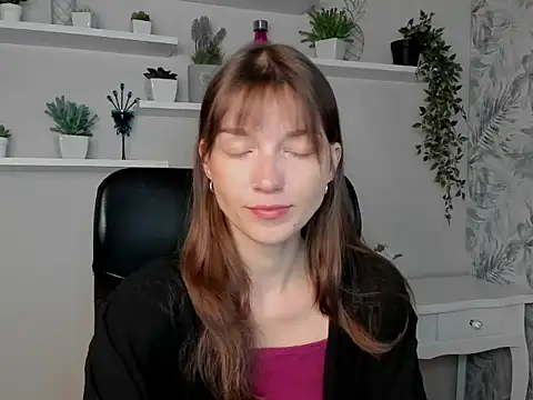 KiraBliss28 online show from May 26, 5:36 am