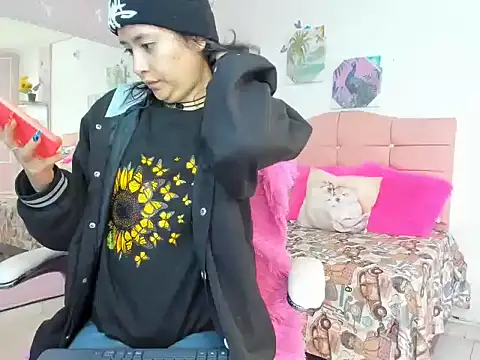 ivyyemerald  online show from June 10, 1:43 pm