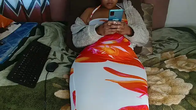Snapshot of Round_Booty_Ebony chatting on July 7, 12:09 pm Round Booty Ebony online show from July 7, 12:09 pm