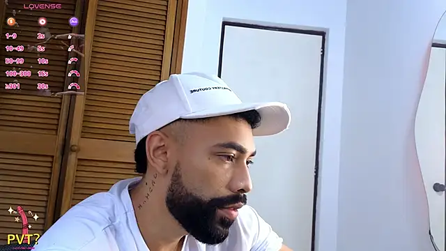 Snapshot of Blade_millerr chatting on May 24, 12:54 pm Blade millerr online show from May 24, 12:54 pm