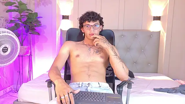 Snapshot of Joseph_spider chatting on May 21, 1:29 pm Joseph spider online show from May 21, 1:29 pm