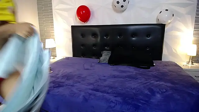 Snapshot of Isaak_Salomee chatting on June 24, 12:04 pm Isaak Salomee online show from June 24, 12:04 pm
