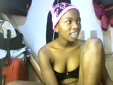 Snapshot of aliana082169 chatting on June 9, 6:36 am aliana082169 online show from June 9, 6:36 am