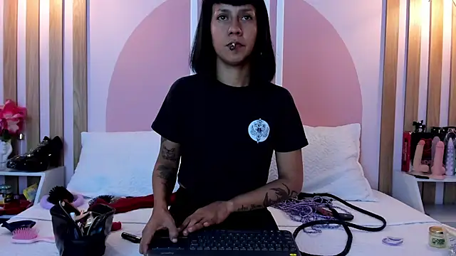 Snapshot of Valkiriia_wiine chatting on June 26, 4:50 am Valkiriia wiine online show from June 26, 4:50 am
