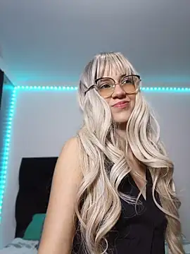 Snapshot of sofi_diaz1 chatting on June 2, 7:27 pm sofi diaz1 online show from June 2, 7:27 pm