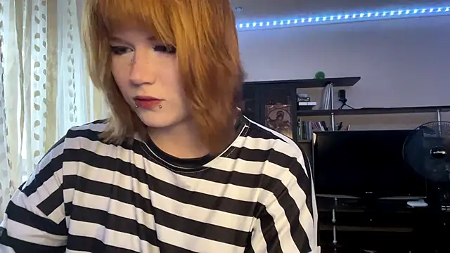 Snapshot of HelloKinki chatting on June 19, 3:49 pm HelloKinki online show from June 19, 3:49 pm