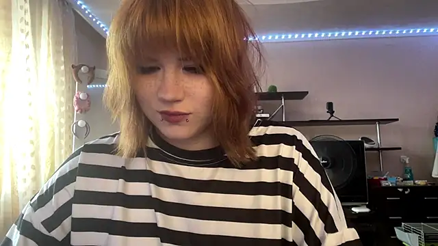 Snapshot of HelloKinki chatting on June 22, 3:42 pm HelloKinki online show from June 22, 3:42 pm