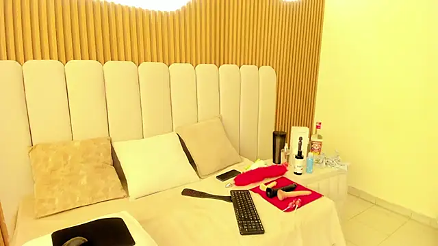 ElaVictoria online show from July 7, 2:21 pm