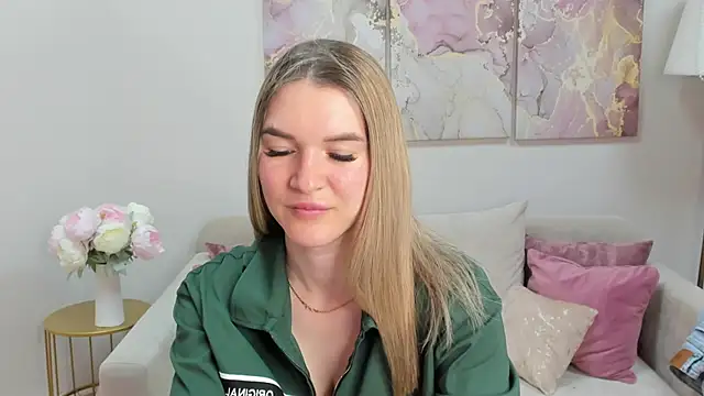 Snapshot of RoxyReignn chatting on June 15, 10:12 pm RoxyReignn online show from June 15, 10:12 pm