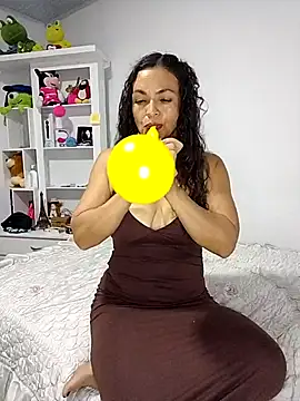 Snapshot of bella-diaz chatting on June 6, 5:01 am bella-diaz online show from June 6, 5:01 am