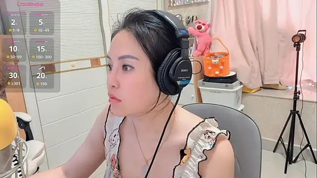 LisaQQQ online show from May 31, 6:21 am