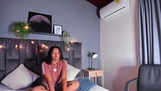 AmeliaLaurent  online show from June 14, 11:45 am