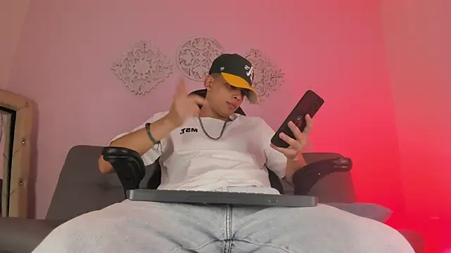 Snapshot of Matheww_strong chatting on May 25, 8:48 pm Matheww strong online show from May 25, 8:48 pm
