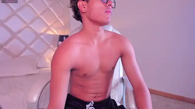 Snapshot of MarcoDeluxxe chatting on May 27, 11:40 am MarcoDeluxxe online show from May 27, 11:40 am