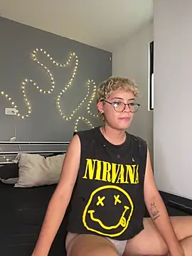 Mia-Sinclair online show from May 30, 8:28 pm