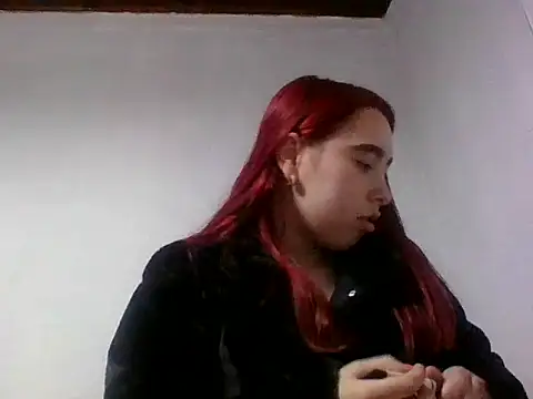 Snapshot of Annisofi000 chatting on June 1, 1:18 am Annisofi000 online show from June 1, 1:18 am