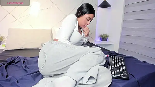 Snapshot of SARAH_COLLENS_ chatting on July 4, 11:33 pm SARAH COLLENS online show from July 4, 11:33 pm