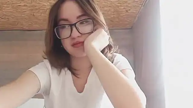 OliviaMoment online show from May 30, 9:17 am