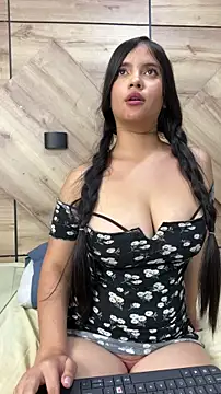 Snapshot of Lara_petit chatting on June 8, 1:28 am Lara petit online show from June 8, 1:28 am