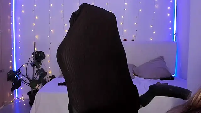 LindaWhite  online show from December 3, 10:52 pm