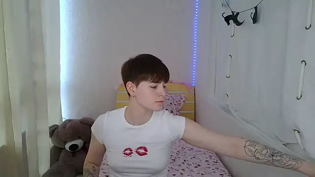 EmyHills online show from June 12, 2:38 pm