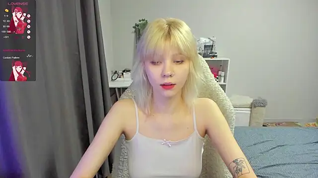 Snapshot of voguecaroline chatting on June 30, 8:10 pm voguecaroline online show from June 30, 8:10 pm