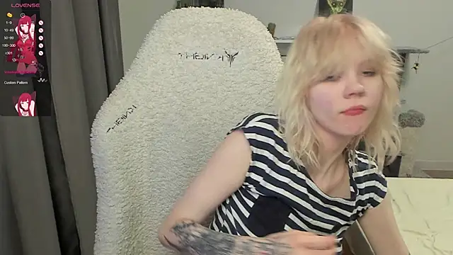 Snapshot of voguecaroline chatting on July 17, 9:19 pm voguecaroline online show from July 17, 9:19 pm