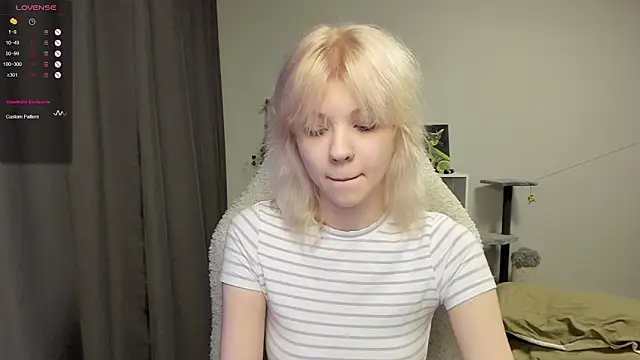 Snapshot of voguecaroline chatting on July 19, 8:23 pm voguecaroline online show from July 19, 8:23 pm