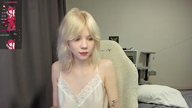 Snapshot of voguecaroline chatting on August 3, 8:12 pm voguecaroline online show from August 3, 8:12 pm