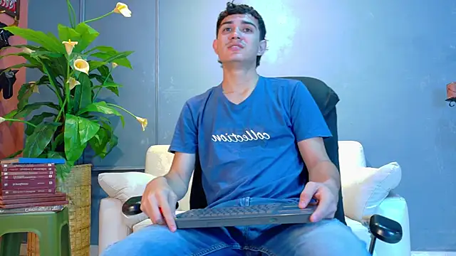 Snapshot of aalejo_gray chatting on June 2, 1:24 pm aalejo gray online show from June 2, 1:24 pm