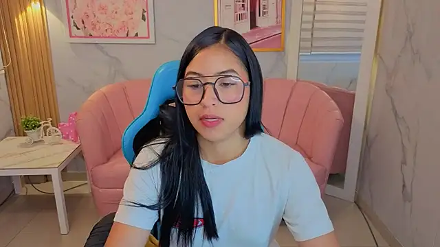 lia x a online show from June 4, 1:06 pm