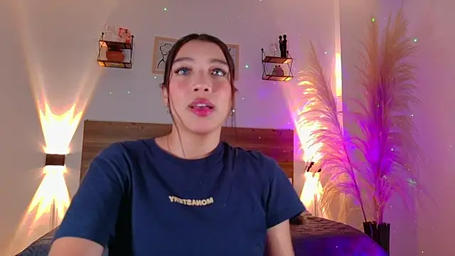 Snapshot of _Emmakiss_ chatting on June 18, 12:20 pm Emmakiss online show from June 18, 12:20 pm
