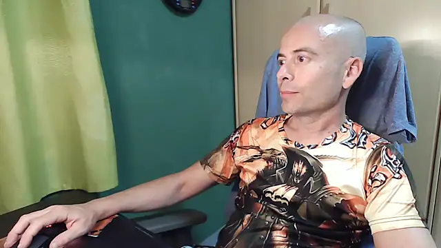 Snapshot of Golfo-83 chatting on June 2, 8:55 pm Golfo-83 online show from June 2, 8:55 pm