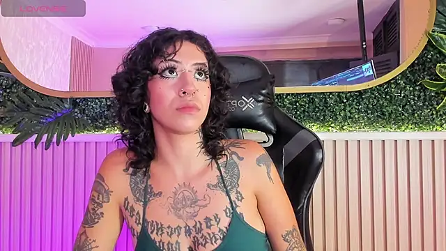 Snapshot of julimonroe_ chatting on June 11, 3:15 am julimonroe online show from June 11, 3:15 am