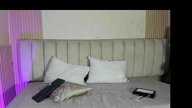 Snapshot of julimonroe_ chatting on June 27, 1:32 am julimonroe online show from June 27, 1:32 am