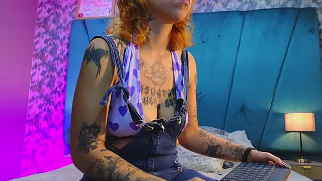 Snapshot of julimonroe_ chatting on July 17, 4:08 am julimonroe online show from July 17, 4:08 am