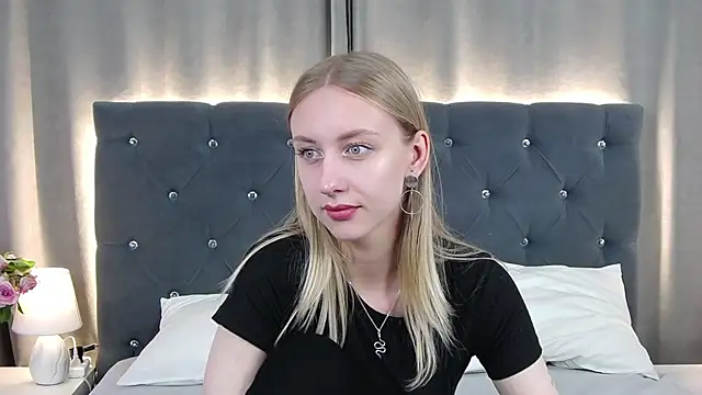 Snapshot of LirienVexx chatting on June 7, 6:28 am LirienVexx online show from June 7, 6:28 am