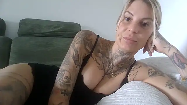Snapshot of Sierablum chatting on July 6, 8:11 am Sierablum online show from July 6, 8:11 am