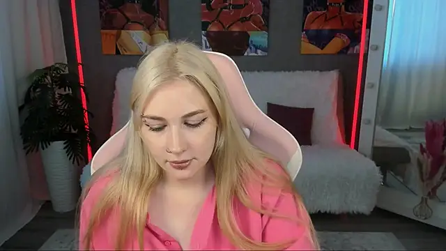 Snapshot of AmaliaWinslet chatting on June 18, 8:25 am AmaliaWinslet online show from June 18, 8:25 am