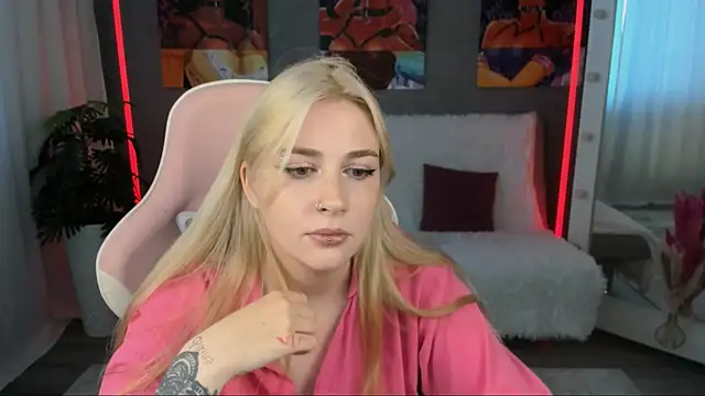 Snapshot of AmaliaWinslet chatting on June 18, 9:25 am AmaliaWinslet online show from June 18, 9:25 am