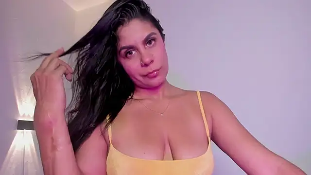 Snapshot of antonella_lee_x chatting on June 24, 9:36 pm antonella lee x online show from June 24, 9:36 pm
