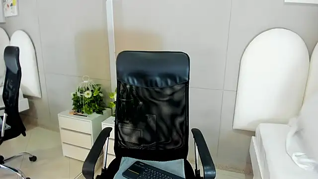 Snapshot of Honey_Hex_ chatting on June 6, 1:27 pm Honey Hex online show from June 6, 1:27 pm