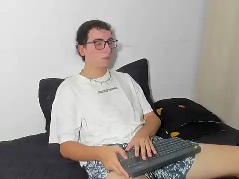 Snapshot of MiloGM_ chatting on June 26, 7:29 pm MiloGM online show from June 26, 7:29 pm