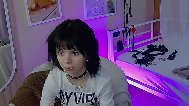 TwiggySmith online show from June 28, 7:36 am