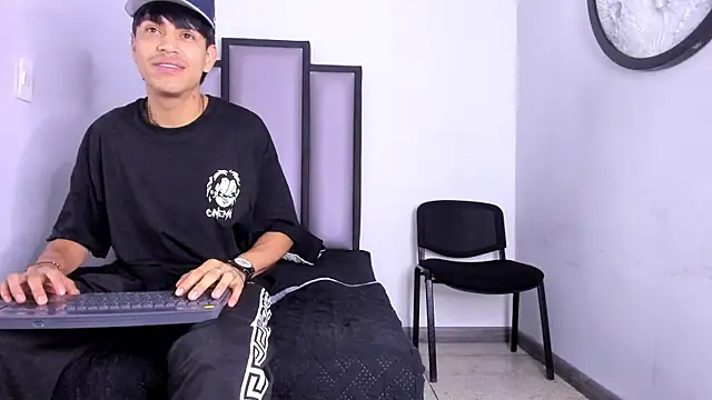 Snapshot of Alejitoo_23 chatting on June 12, 11:42 am Alejitoo 23 online show from June 12, 11:42 am