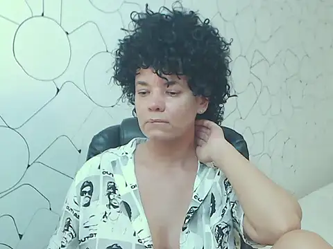 Snapshot of CurlyMood chatting on June 6, 2:44 pm CurlyMood online show from June 6, 2:44 pm