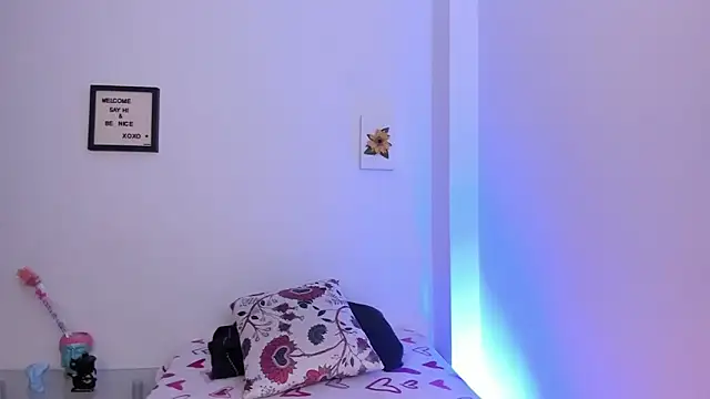 LauraToro  online show from February 20, 9:15 pm