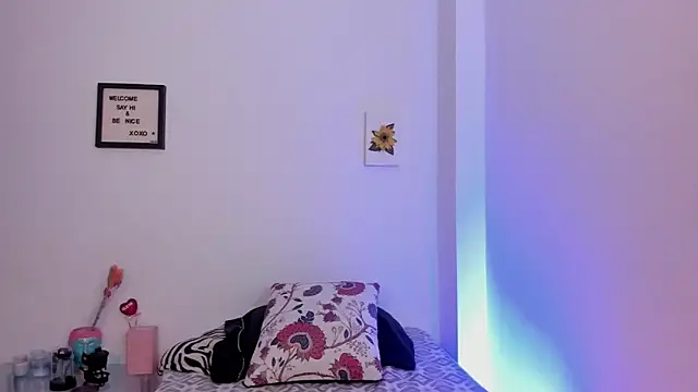 LauraToro  online show from March 16, 4:11 pm