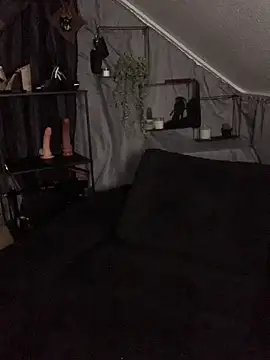 IvyReigns online show from July 16, 8:15 pm