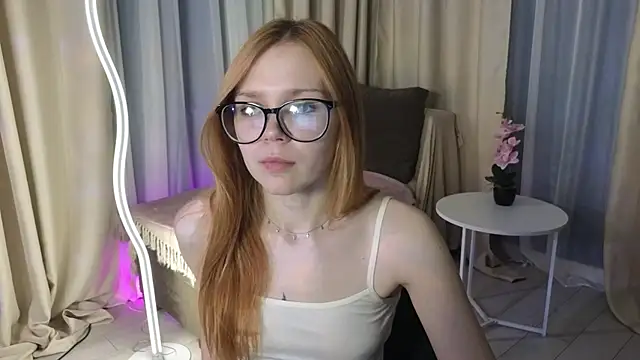 Snapshot of memymee_ chatting on June 15, 1:30 am memymee online show from June 15, 1:30 am